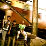 "Sobre las vías del tren". Dharavi Slum.